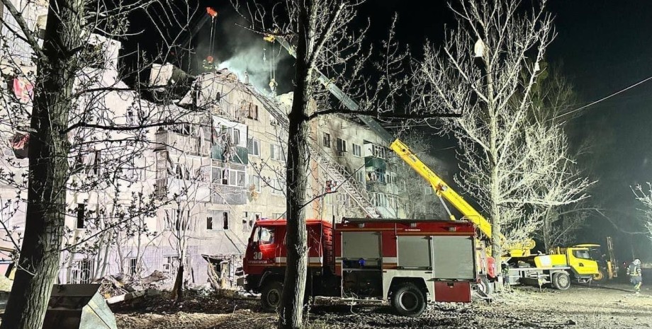 Обстріл багатоповерхівки у Слов'янську Слов'янськ, війна в Україні, вибух, фото