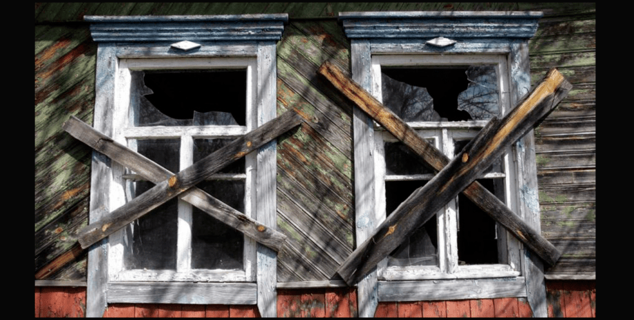 деревянный дом, заколоченные окна, смертность, фото