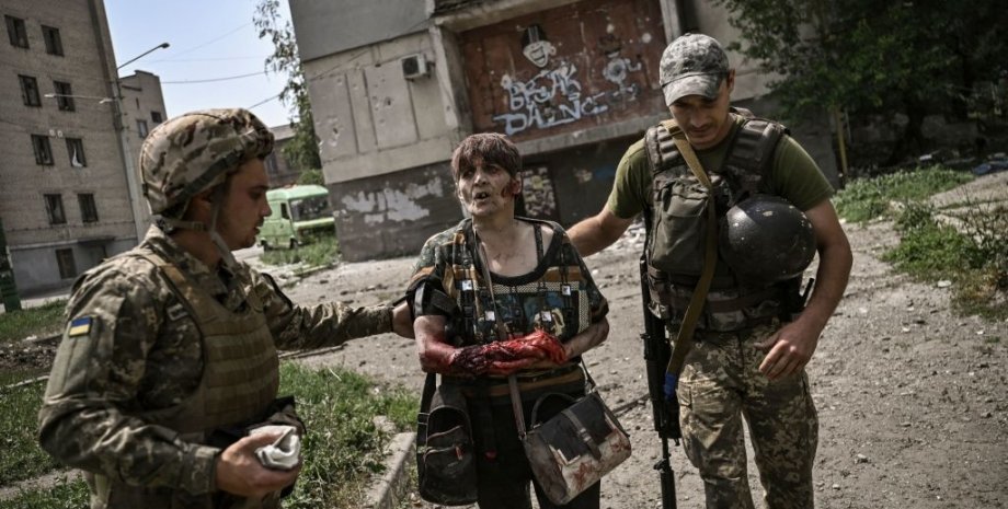 Раненая женщина в Лисичанске, обстрел Лисичанска, наступление россиян на Северодонецк, окружение украинских сил