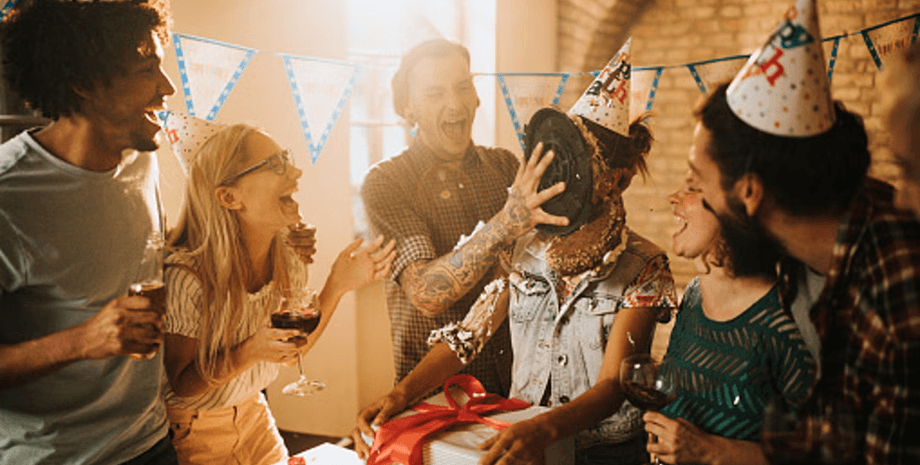 Торт в лицо, день рождения, девушка бросила парня, вечеринка, ссора, скандал, дала пощечину, ссора с семьей, мать парня, торт, глупая шутка