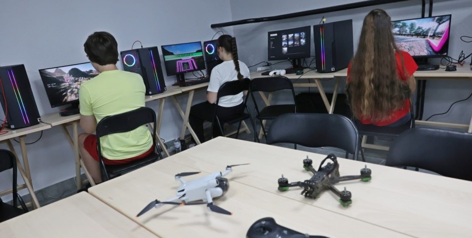 Діти у Львові вчаться керувати дронами, фото