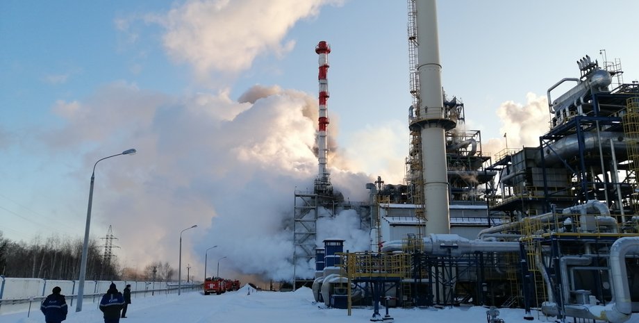 пожар на заводе, нефтеперерабатывающий завод, нефтяной резервуар, взрыв на заводе, Антипинский нефтеперерабатывающий завод