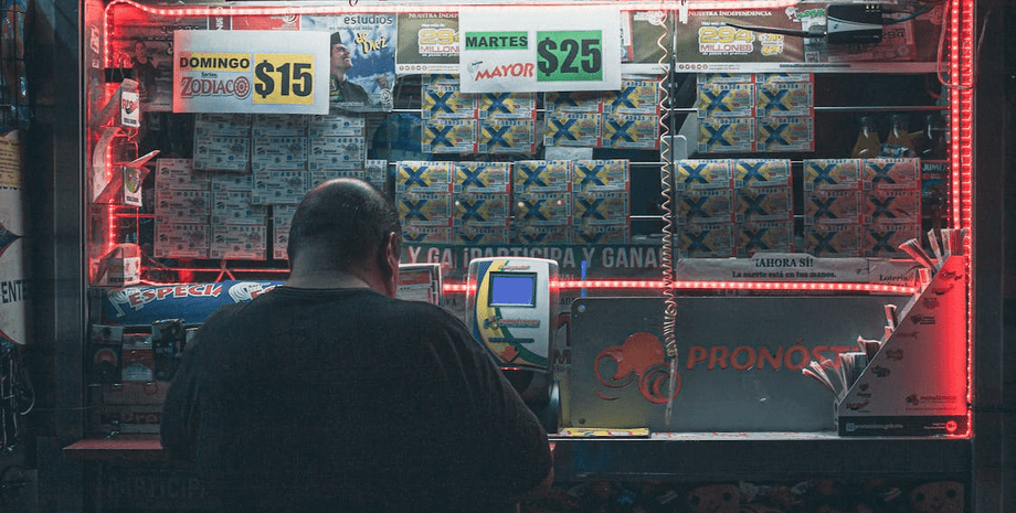 Не было билетов, но повезло: мужчина выиграл миллионы благодаря невероятному стечению обстоятельств