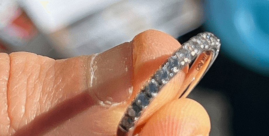 Знайшли загублену каблучку в сміття, каблучка, гора сміття, переробка сміття, обручка, каблучка з діамантом