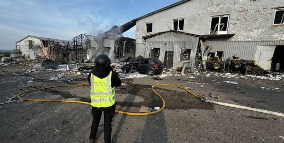 Волонтери вивозили місцеву родину. Свідок, який сам мало не став жертвою росіян,...