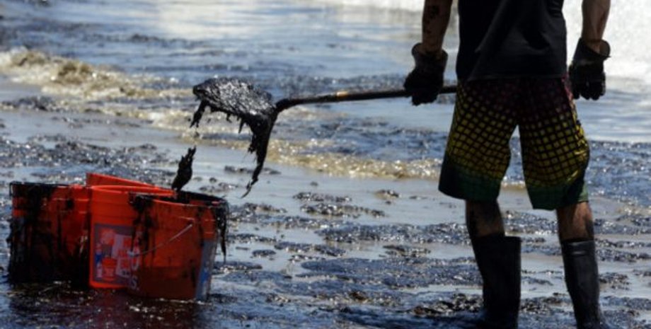 Последствия разлива нефти в Калифорнии / Фото: EPA