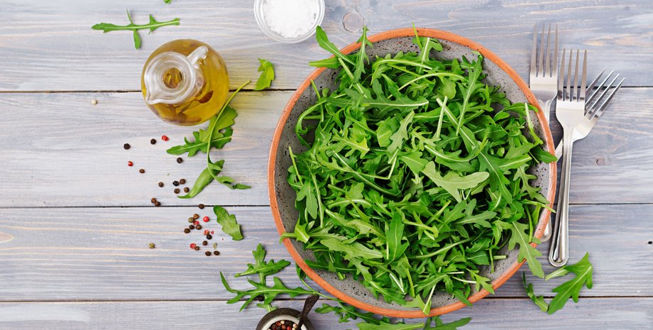 Миска с рукколой