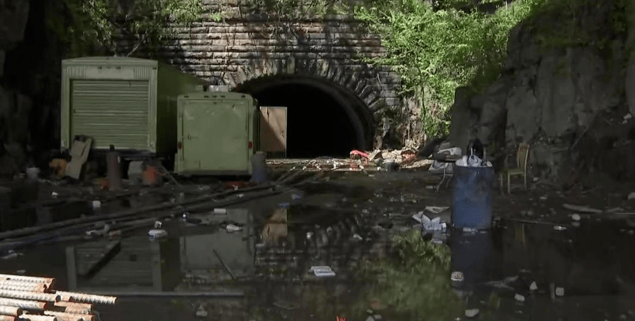 Тунель, занедбаний тунель, залізничний тунель, затоплений тунель