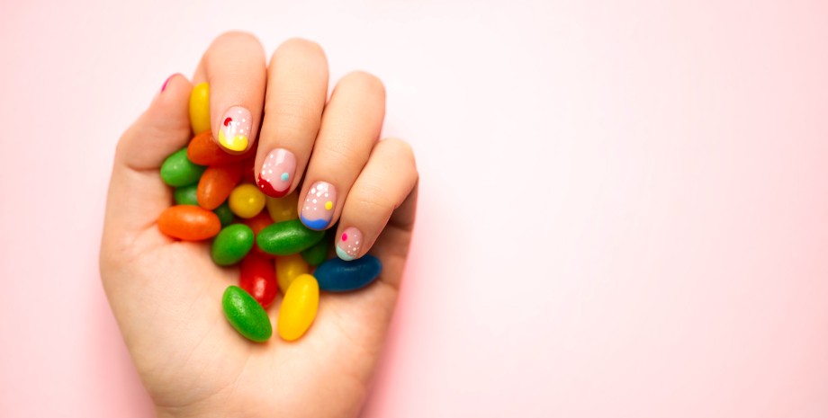 маникюр тренды маникюра на осень 2023, дженнифер лопес маникюр, том бачик работы, трендовые маникюры, осенний маникюр