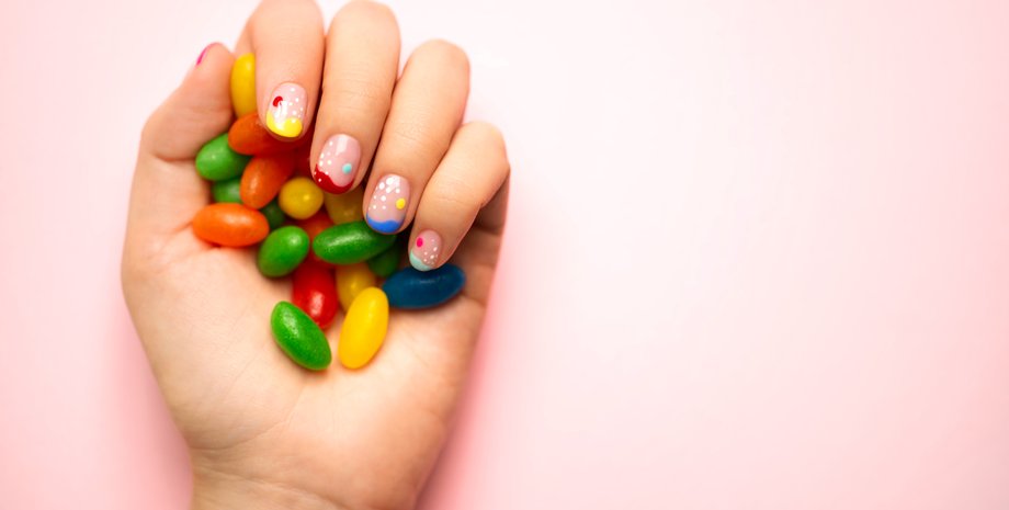 дженнифер лопес, маникюр на весну 2024, трендовый маникюр 2024, том бачик маникюр, зеленый маникюр