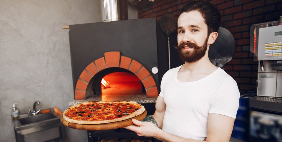 Власник піцерії помітив безхатьків біля закладу: його подальший вчинок був неймовірним