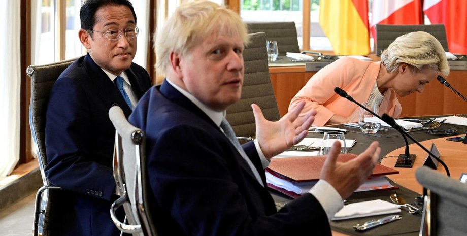 Борис Джонсон предлагает коллегам показать мускулы.