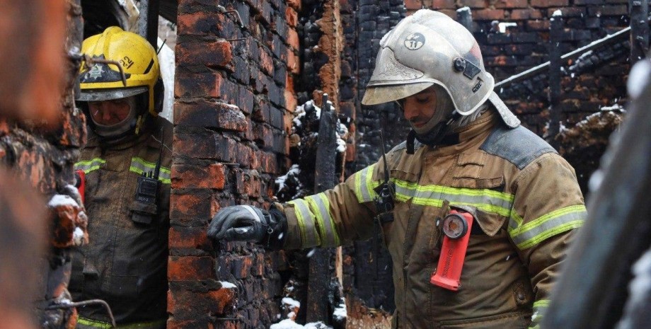 Пожарный, Харьков, обстрел 10 февраля, пожар, война в Украине, фото