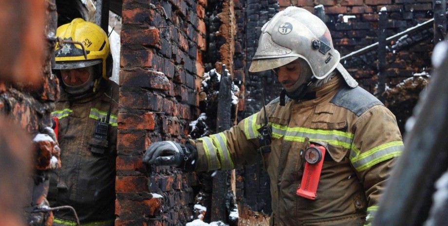 Пожежник на місці російського удару в Харкові Пожежник, Харків, обстріл 10 лютого, пожежа, війна в Україні, фото