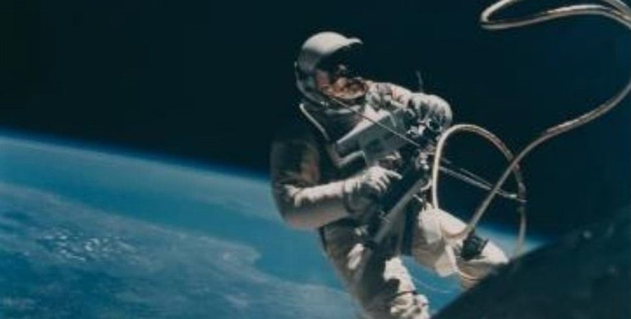 Выход астронавта Эда Уайта в открытый космос