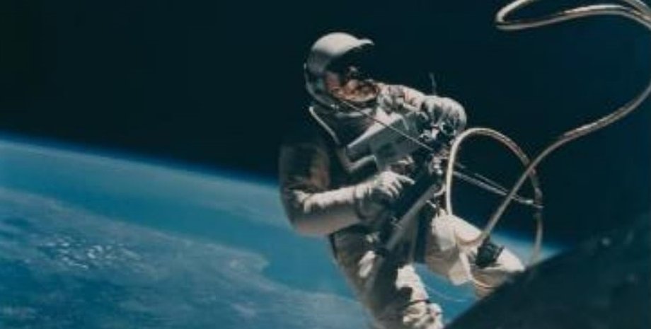 Выход астронавта Эда Уайта в открытый космос