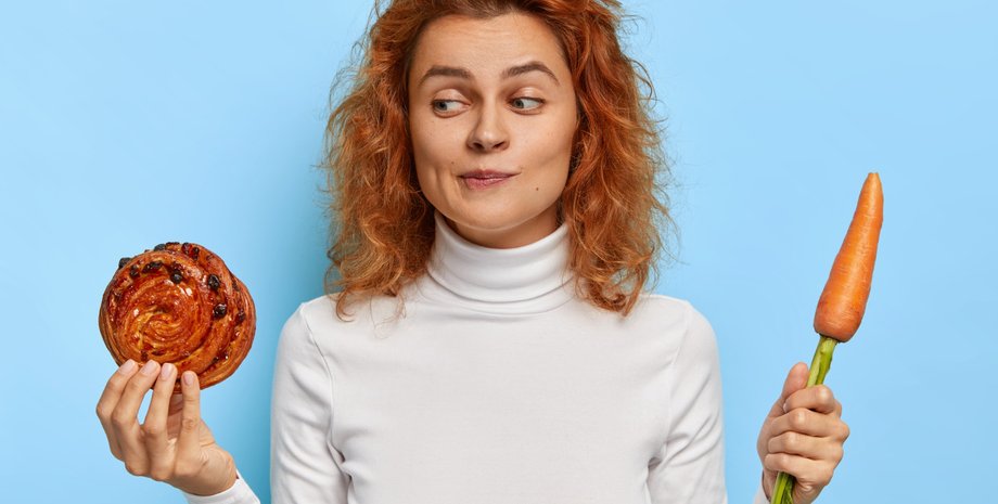 Девушка держит в руках яблоко