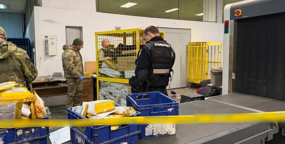 Полиция расследует взрыв посылки на Укрпочте в Киеве