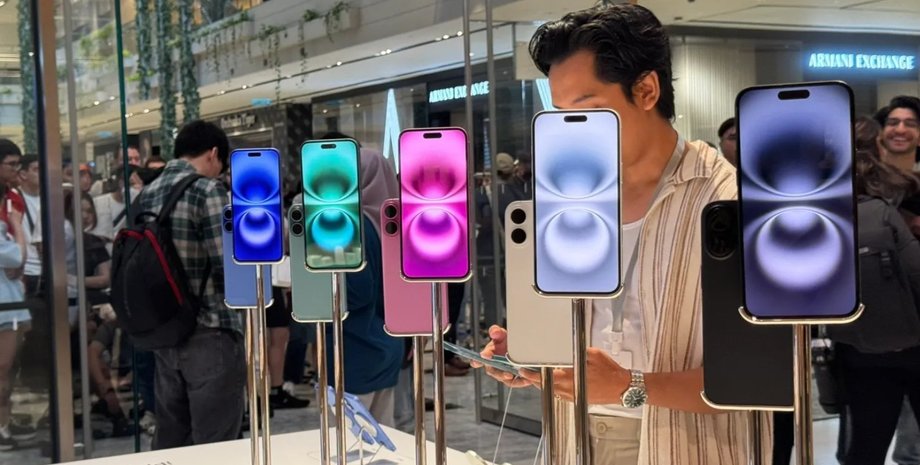 Покупатель рассматривает iPhone 16 в магазине Apple
