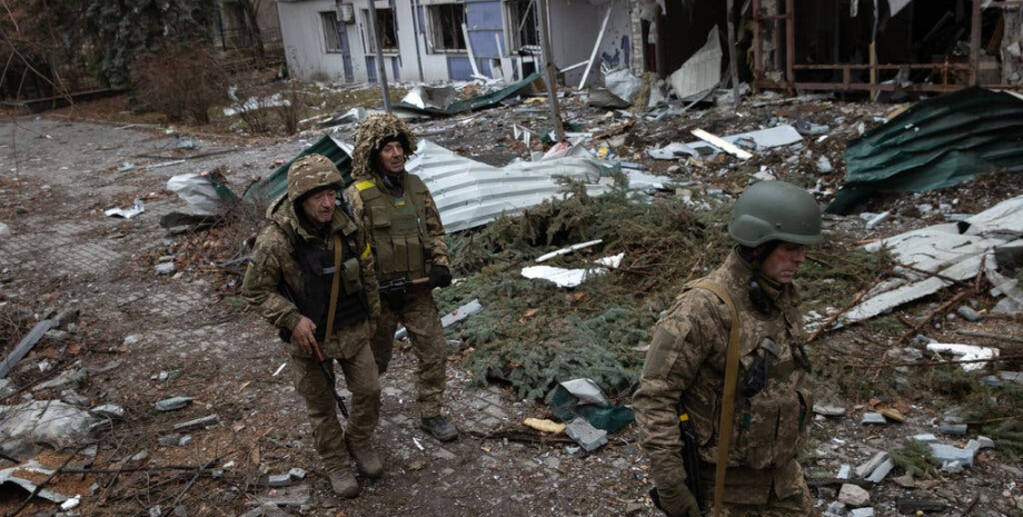 According to journalists, the Ukrainian military says that Russians also find ps...