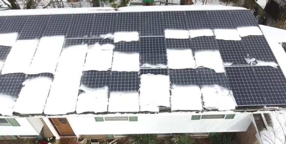 Сніг на сонячних панелях