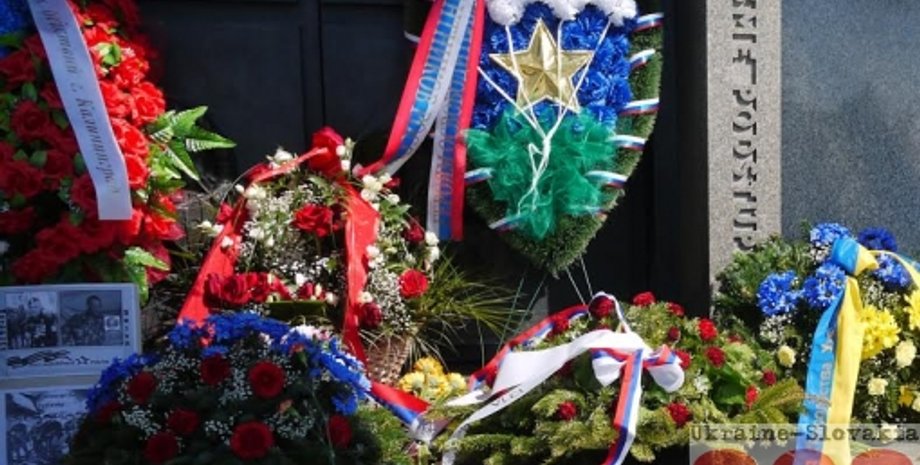 Венок, положенный украинскими дипломатами рядом с венками "ночных волков" и портретами "героев новоросии" / Фото: Rado Javor