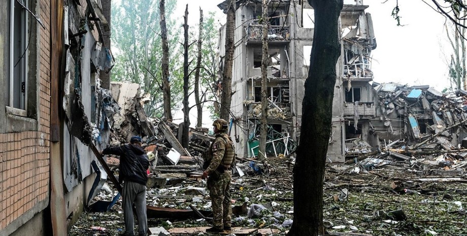 зруйновані будинки в Авдіївці, український військовий, чоловік, дерева