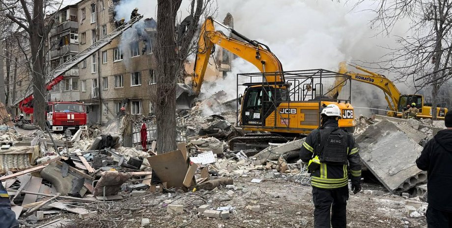 ЗС РФ вдарили по багатоповерхівці Харкова: кількість жертв зросла, пошукові роботи тривають
