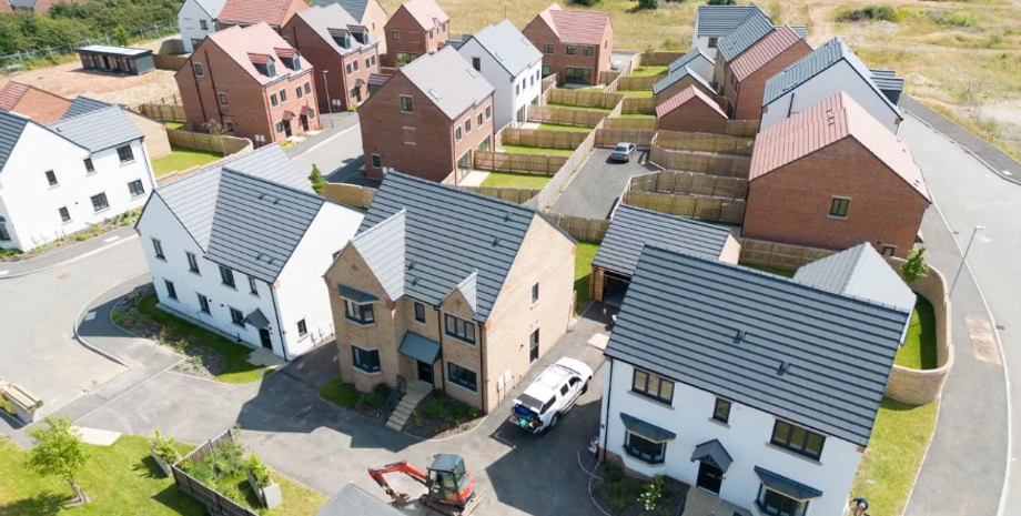 Жилой комплекс пустует, застройщик обанкротился, покупка недвижимости, жилье, Великобритания