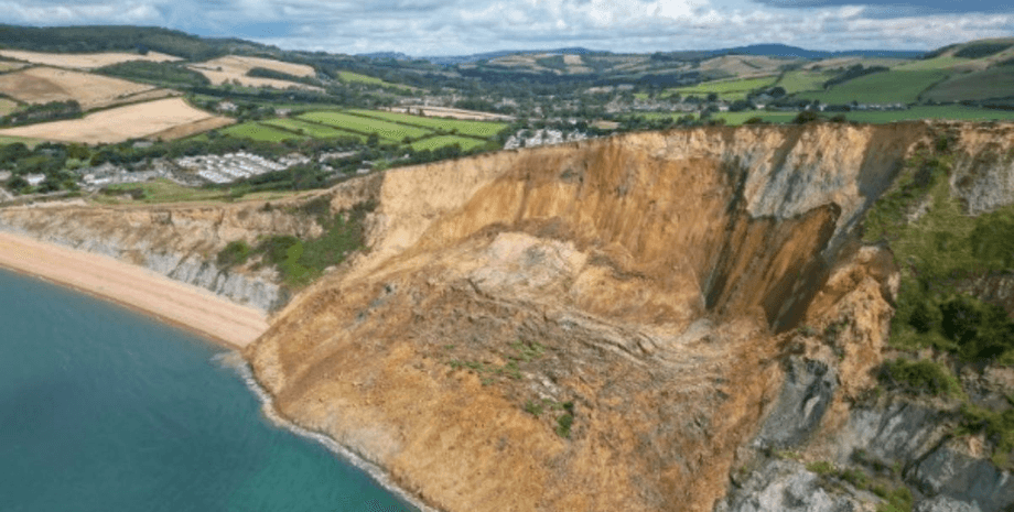 Обрушилась скала, скала, оползень, камень, море, жилые дома, город рядом, земля, песок, огромная трещина, песчаник