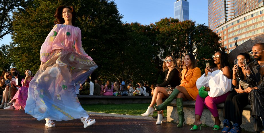 модель на показе в Нью-Йорке