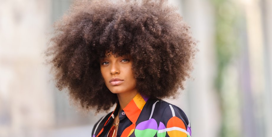 дівчина з густими кучерявим волоссям