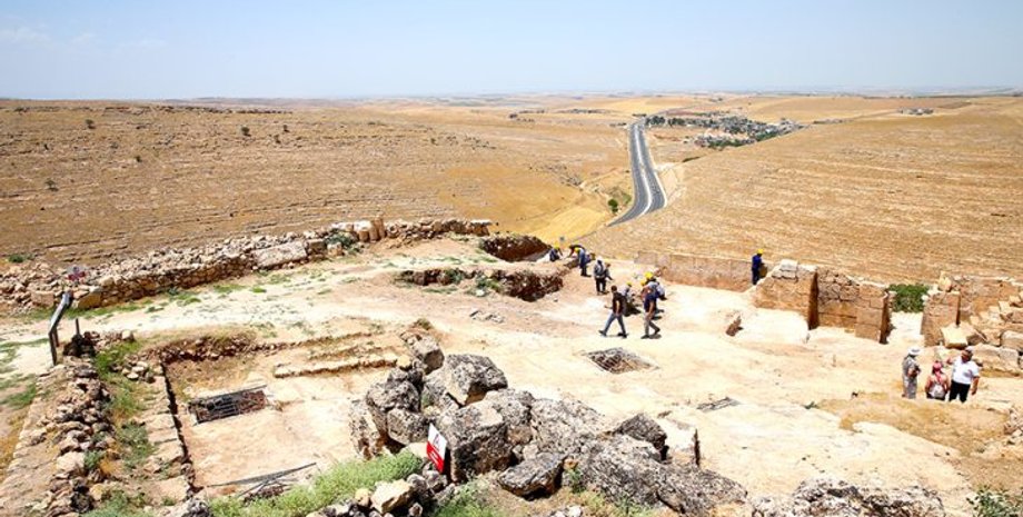 археологи, археологія, історія, розкопки, храм, Мітра, Туреччина, святилище, споруда, замок, таємниця, релігія, віра, поклоніння, церемонія, ритуал, римляни