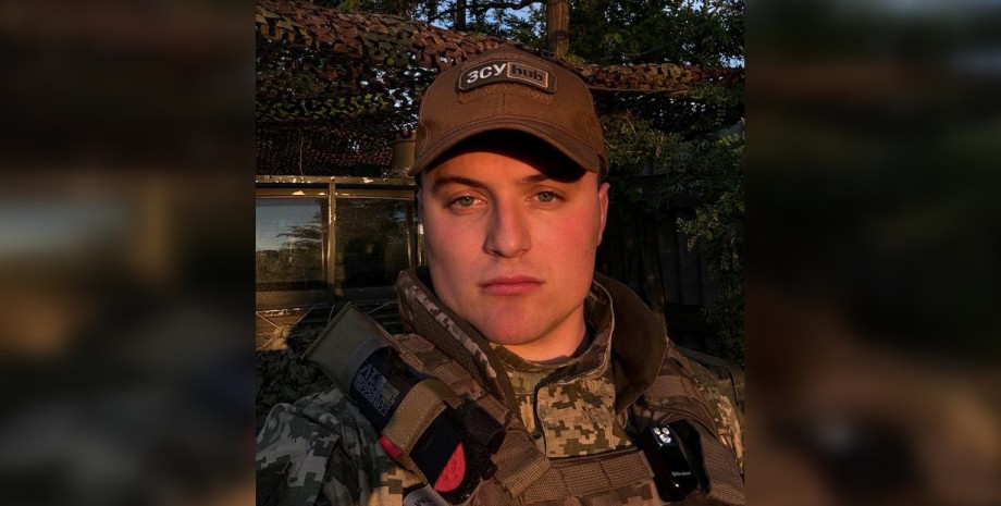 Член "Альтернатива для Німеччини" та боєць ЗСУ Тім Шрамм На війні в Україні опинився член "Альтернатива для Німеччини" Тім Шрамм, якого відразу вигнали з партії, написало видання Welt