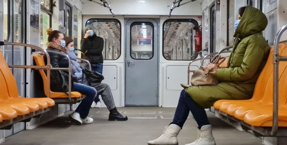 Київ, метро, вагон, підлітки, куріння,