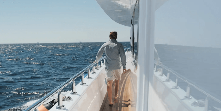 Пассажир корабля, работница круизного лайнера, гигиена людей, открытое море, пассажиры, на борту корабля, отвратительные вещи