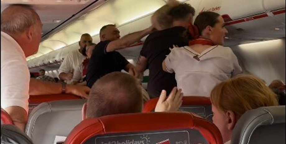 літак, туреччина, лідс, літак, бійка між пасажирами