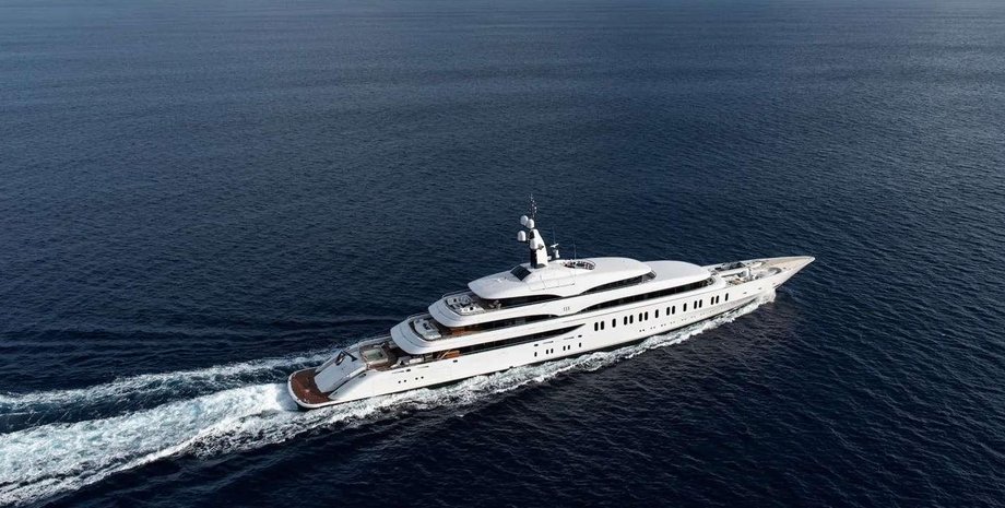 108-метровая суперъяхта IJE, принадлежащая миллиардеру, стала предметом споров о роскоши и экологии