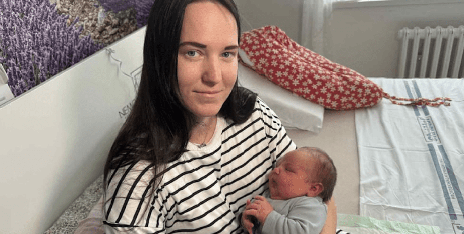 Николь Дочкалкова с ребенком