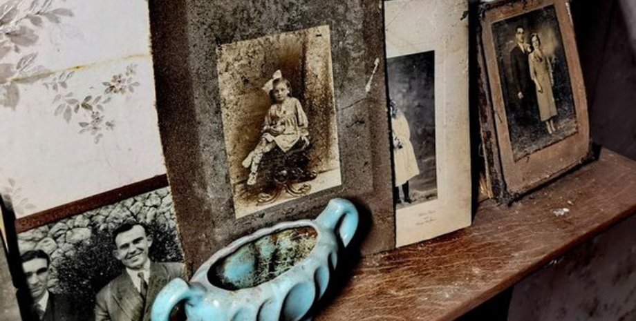 Всередині покинутого будинку, покинутий будинок, будинок Діснея, капсула часу, моторошні ляльки, старовинні речі, Міккі Маус, книги