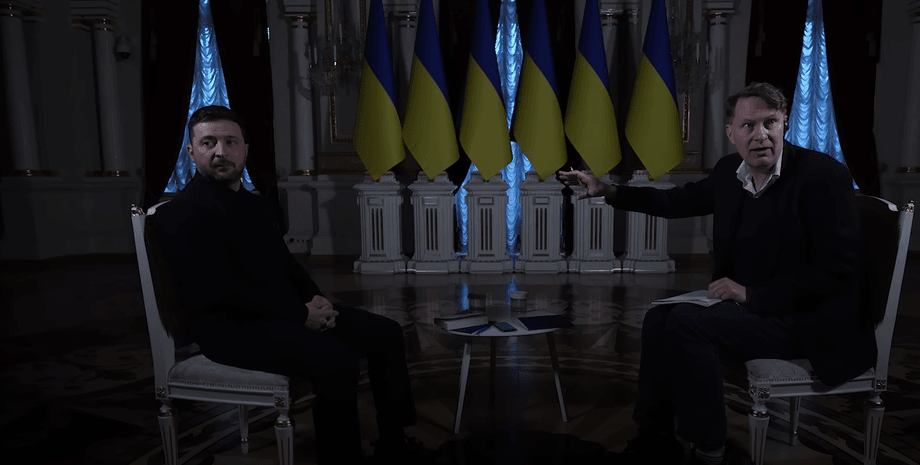 Володимир Зеленський і Люк Хардінг Під час інтерв'ю Зеленського вимкнулось світло
