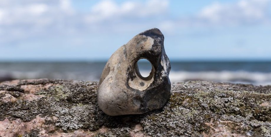 камень, кремень, ведьма, ведьмин камень, Куриный Бог, пляж, протечная вода, амулет, удача, змеи, защита, друиды, легенды, мифы, верование, поверье, отверстие, камень с отверстием, амулет из камня, история, лечение, магия, магический амулет