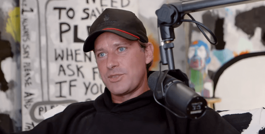 Арми Хаммер, микрофон