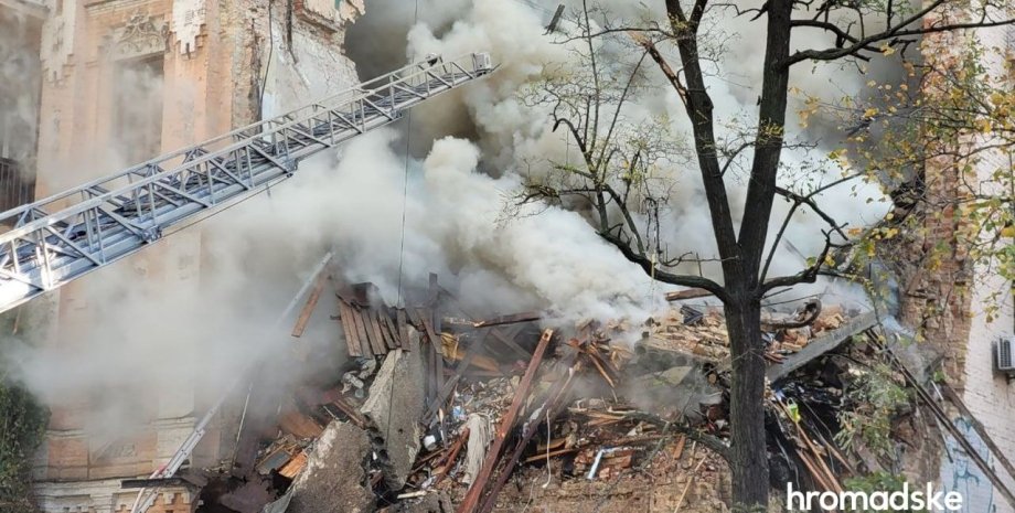 Záchranáři uhasí oheň a rozebírají blokády domu v okrese Shevchenkivskyi, skrze ...