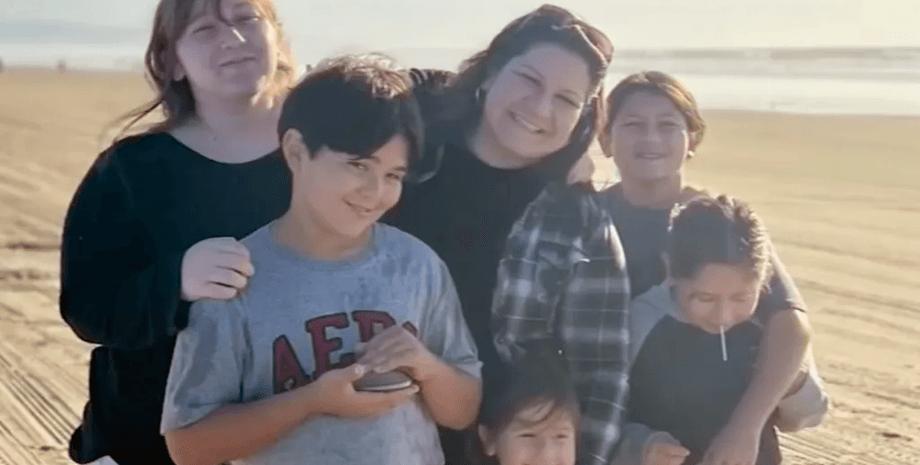 Дети собирали моллюсков, ракушки, моллюски, огромный штраф, семейный отдых, отдых на пляже, прогулка, ловля рыбы