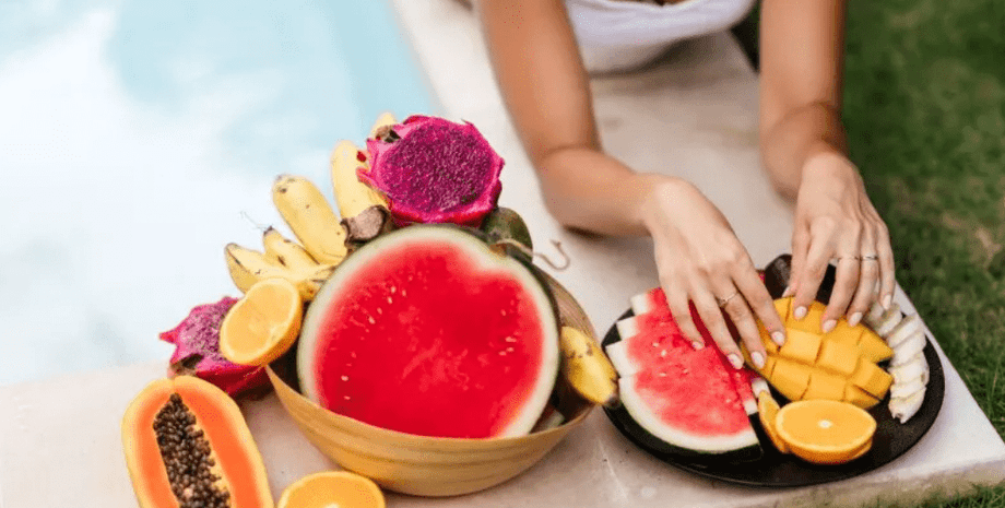 Девушка ест фрукты