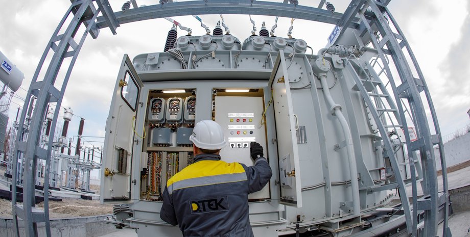 Працівник ДТЕК біля трансформатора Співробітник ДТЕК біля трансформатора