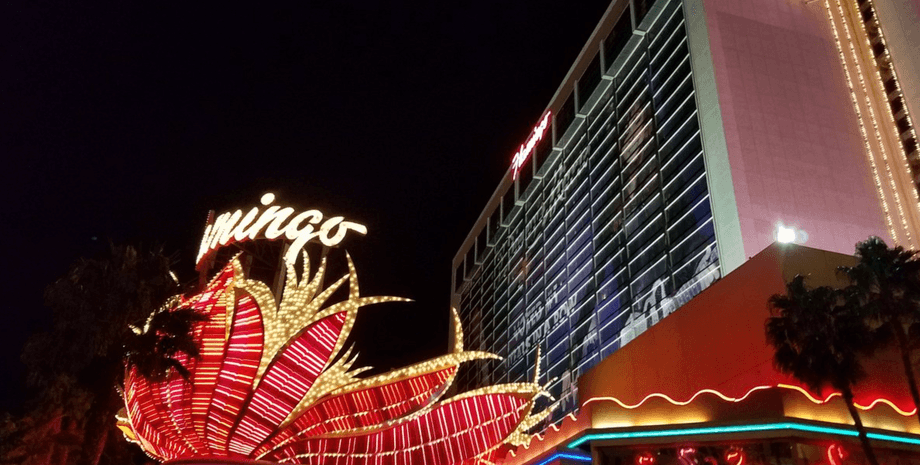 Неонова вивіска казино Flamingo і фасад готелю на Las Vegas Strip вночі