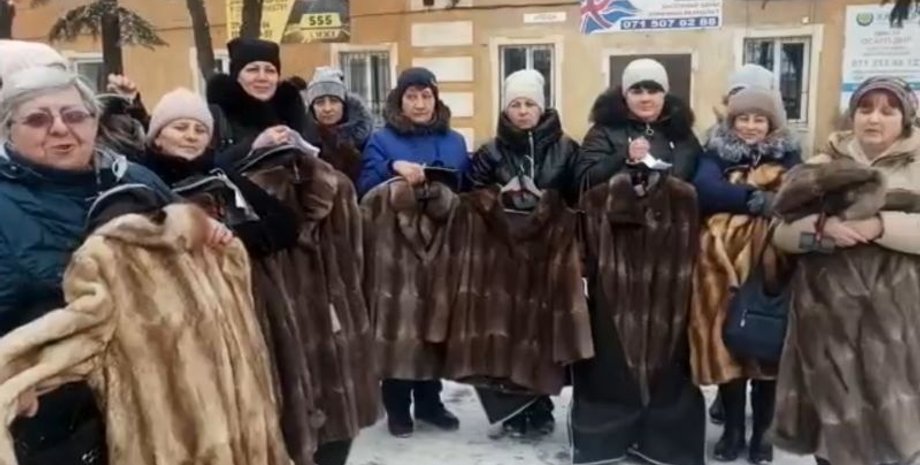 Вдовы оккупантов благодарят за шубы