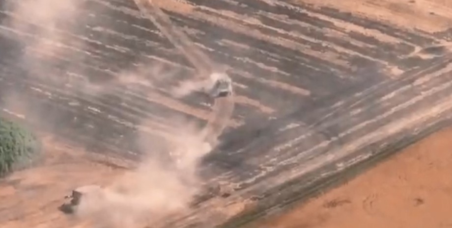 Бронемашины ВС РФ Бронемашины ВС РФ, БМП ВС РФ, танки ВС РФ, ВС РФ атака под Плехово, ВС РФ Курская область, ВС РФ фортификации Курск